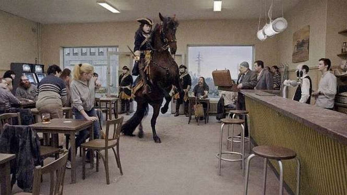 "Gołąb przysiadł na gałęzi i rozmyśla o istnieniu", recenzja filmu Roya Anderssona