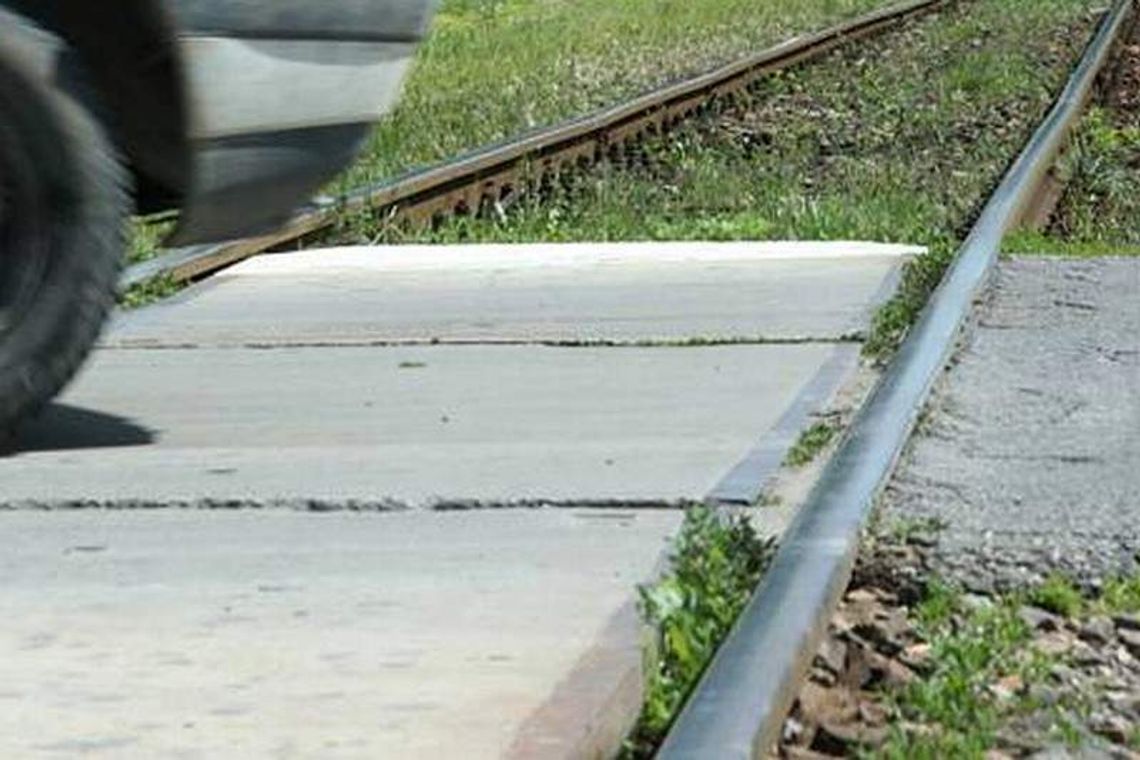 Gołaszyce: Wjechali autem pod pociąg i przeżyli Gołaszyce: Wjechali autem pod pociąg i przeżyli