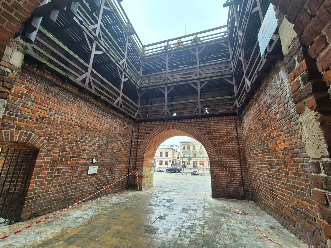 Gołębie zadomowiły się w Bramie Krakowskiej. Turyści narzekają, miasto i zarządca rozkładają ręce