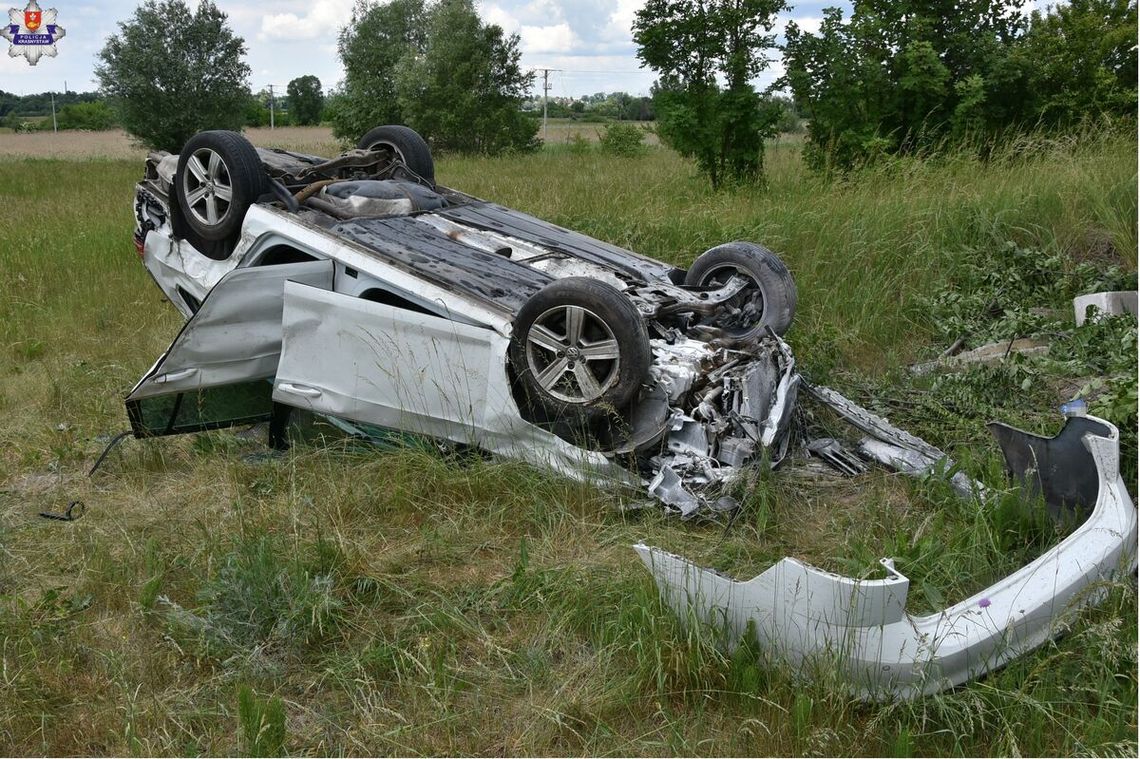 Golf wypadł z krajowej „siedemnastki” i dachował w rowie. Kierowca trafił do szpitala Policja Krasnystaw dachowanie