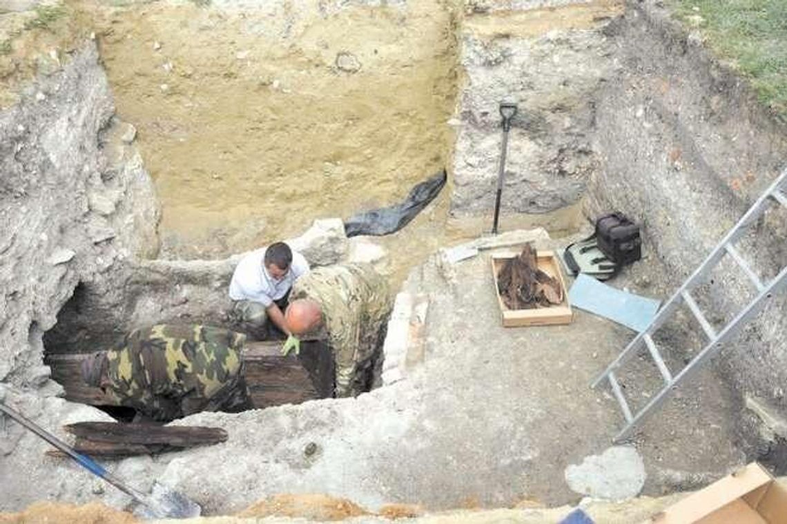 Góra Chełmska: Otworzyli trumnę z XVIII wieku. Archeolodzy zaskoczeni Góra Chełmska: Otworzyli trumnę z XVIII wieku. Archeolodzy zaskoczeni