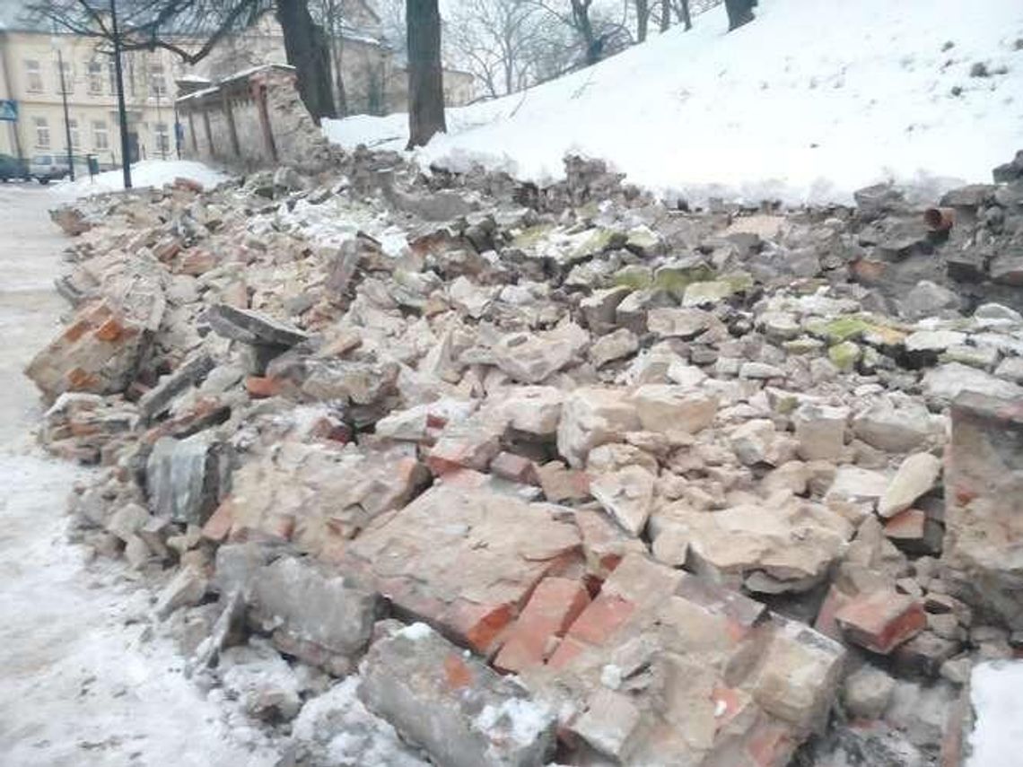 Góra Chełmska: Runął kolejny fragment zabytkowego muru