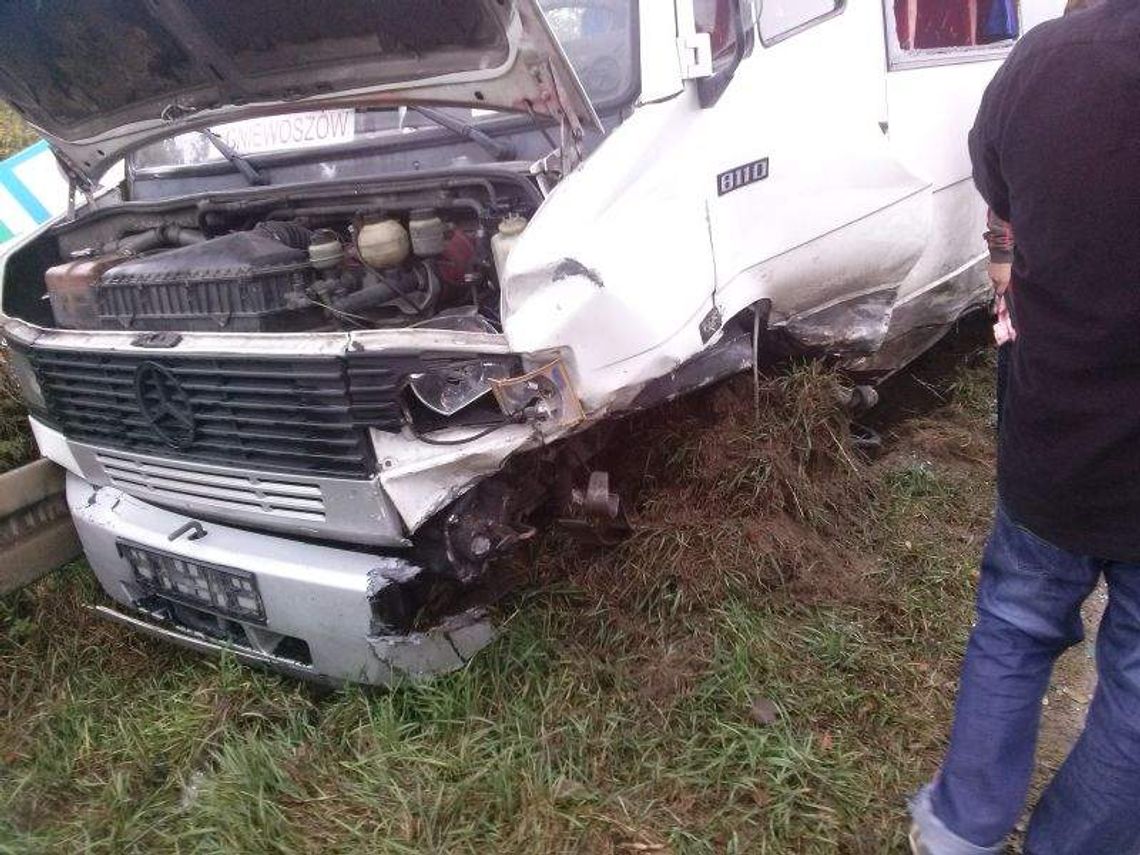 Góra Puławska: Zderzenie volvo z busem. Są objazdy