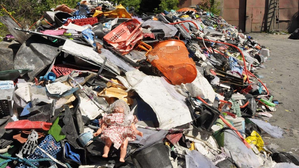 Góra śmieci straszy w mieście. Przedsiębiorca zapewniał, że ma pozwolenie