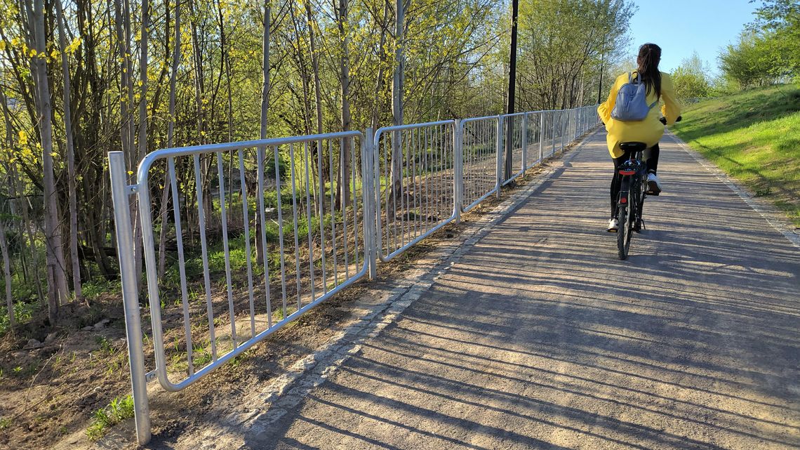 Górki czechowskie. Ścieżka, plac zabaw i barierki, które nie podobają się radnej