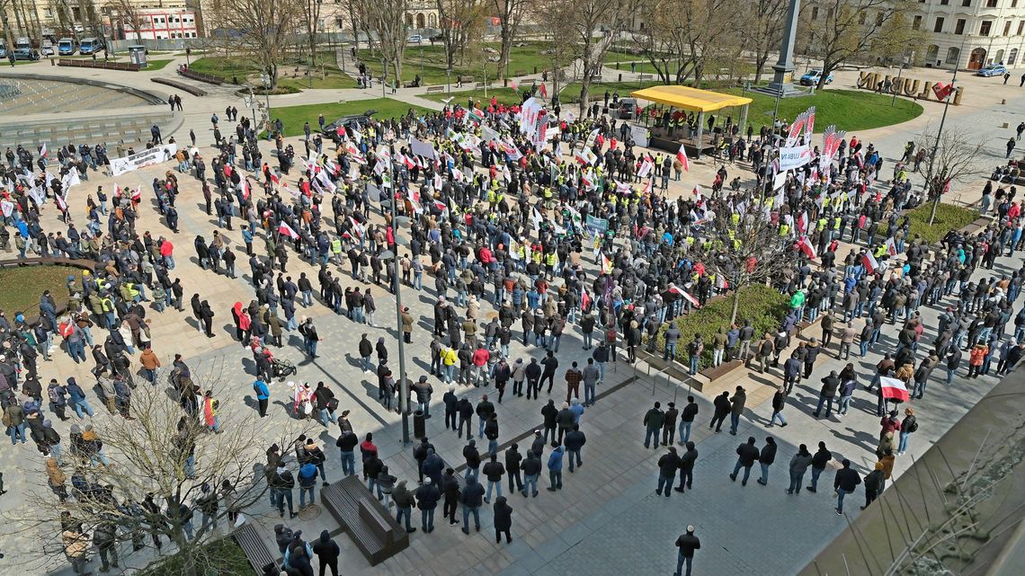 Górnicy przejęli plac Litewski - protest w centrum Lublina Górnicy przejęli plac Litewski - protest w centrum Lublina