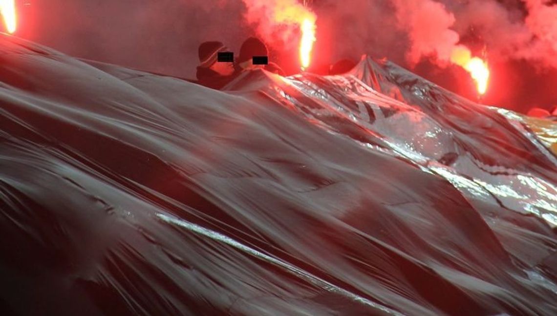 Górnik grał z Legią. Na trybunach kibice rozciągnęli „sektorówkę". Zasłonili podpalających race Górnik grał z Legią. Na trybunach kibice rozciągnęli „sektorówkę". Zasłonili podpalających race