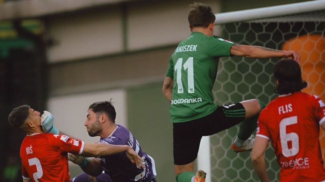 Górnik Łęczna przegrywa z Pogonią Siedlce. Były napastnik zielono-czarnych boleśnie o sobie przypomniał Górnik Łęczna przegrywa z Pogonią Siedlce. Były napastnik zielono-czarnych boleśnie o sobie przypomniał