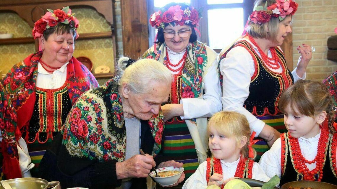 Gospodynie z Kozłówki gotowały popularną w XIX wieku zupę [zdjęcia]