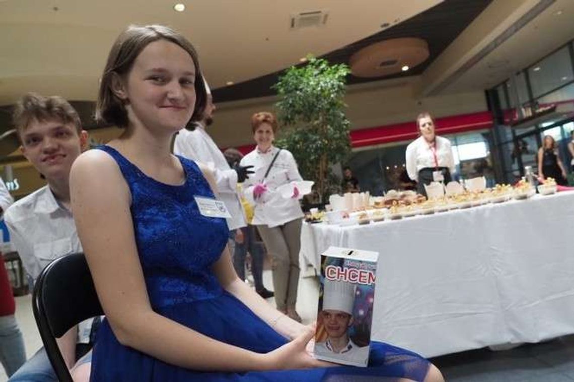 Gotowanie i pomaganie. Festyn w Galerii Olimp (zdjęcia) Gotowanie i pomaganie. Festyn w Galerii Olimp (zdjęcia)