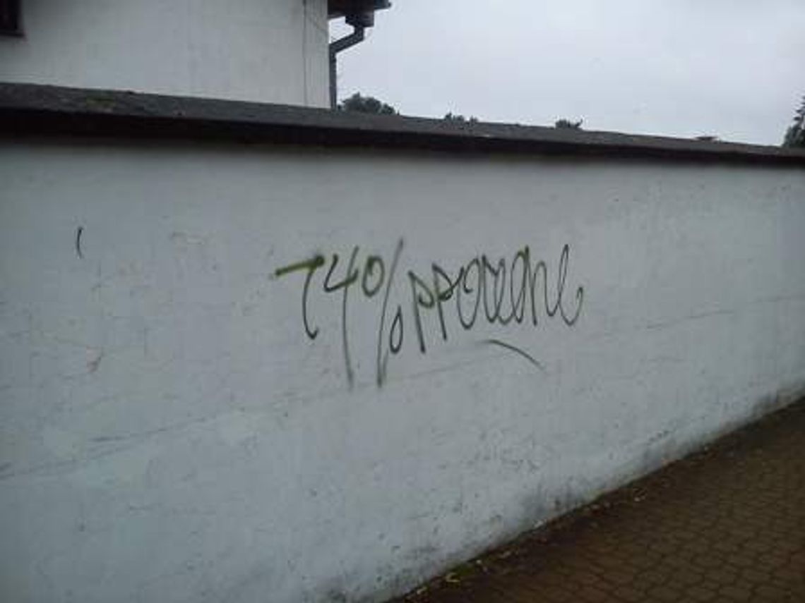 'Graficiarz' wpadł na gorącym uczynku. Oszpecił mur przy Parku Czartoryskich