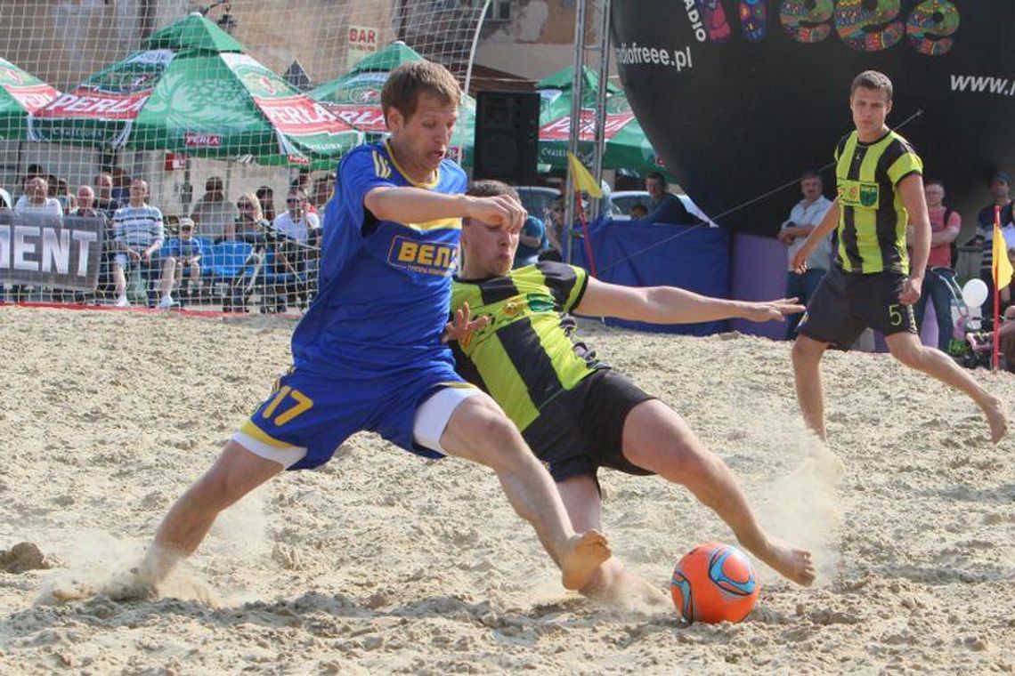 Grają w piłkę na plaży pod Zamkiem w Lublinie (zdjęcia)