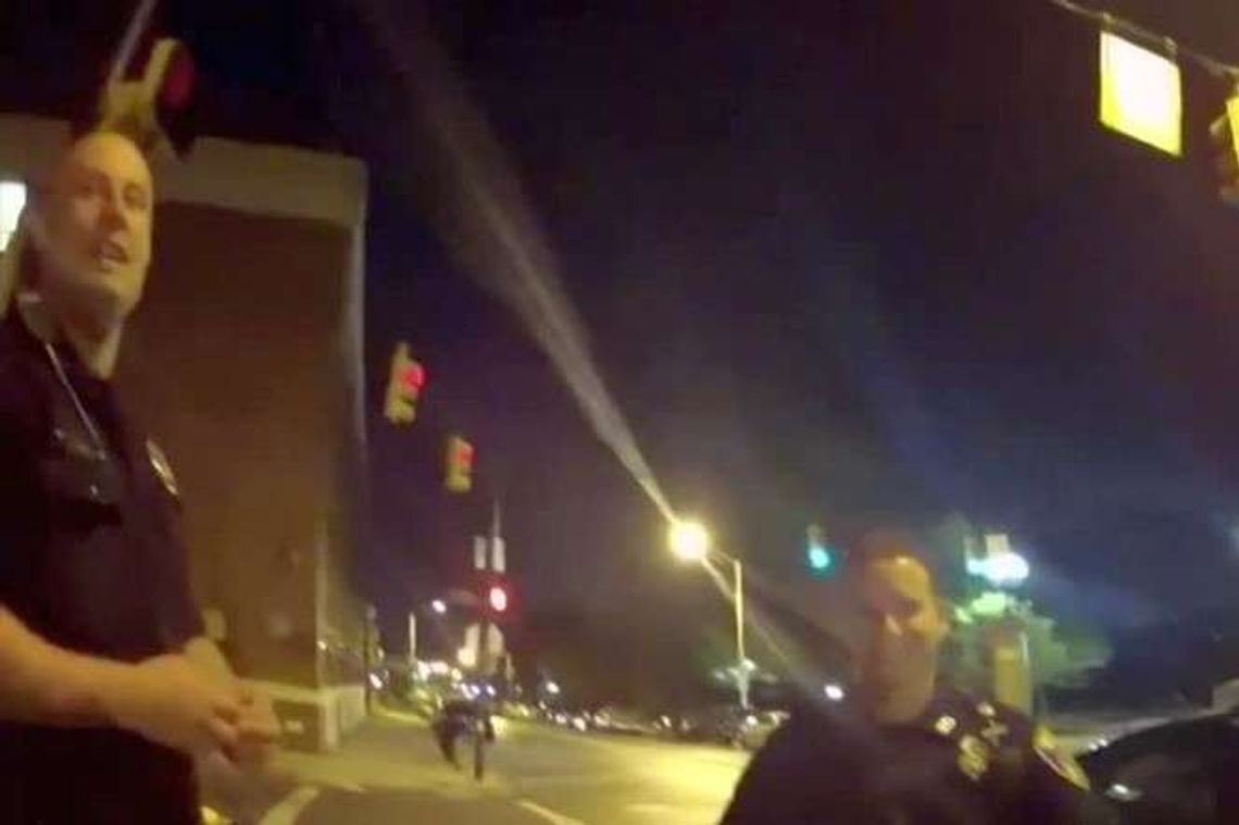 Grał w Pokemon GO prowadząc samochód. Zderzył się z radiowozem