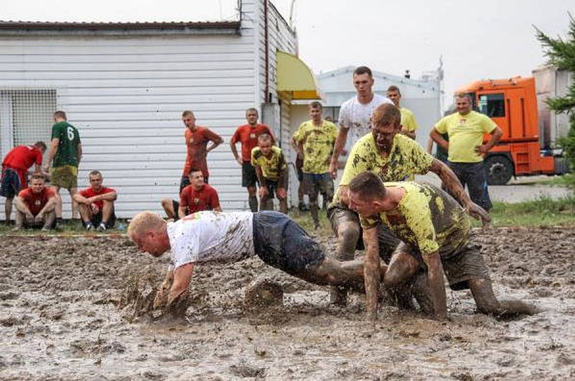 Grali w błocie o tytuł najlepszej drużyny w Polsce (zdjęcia)