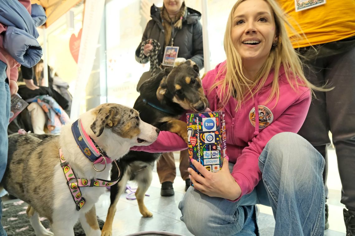 Trwa 34. zbiórka WOŚP. Pani Ewelina z synem Tymonem kwestują po raz pierwszy towarzyszy im suczka Tosia.