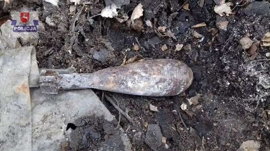 Granat moździerzowy z okresu II wojny światowej leżał na łące Granat moździerzowy z okresu II wojny światowej leżał na łące
