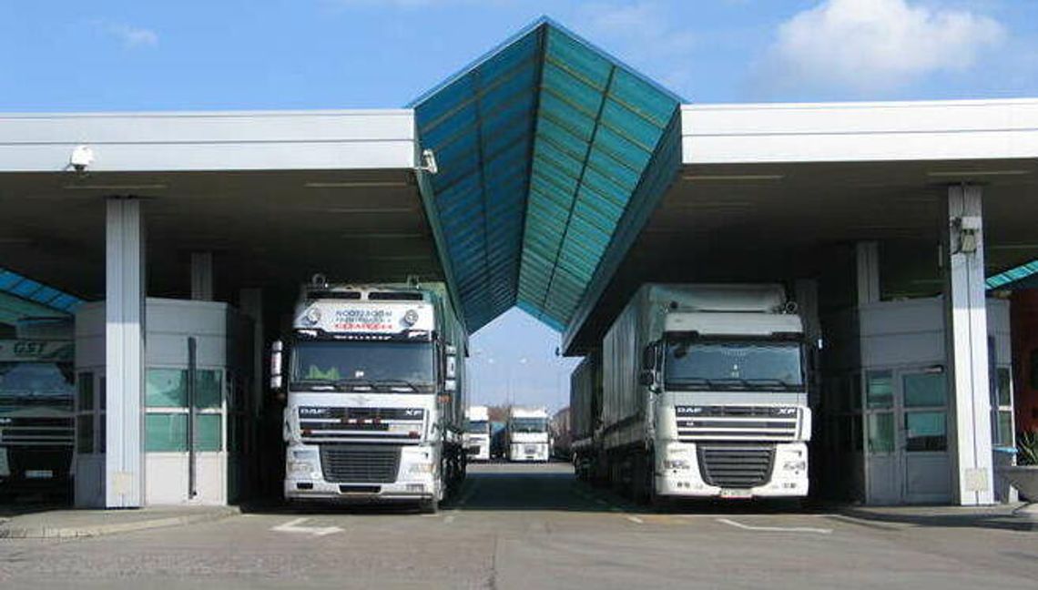 Granica. Ogromne kolejki ciężarówek przez "awarię"