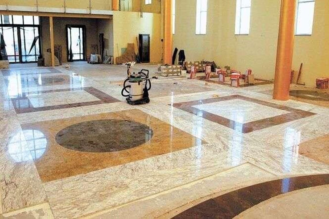 Granitowa posadzka w kościele za pół miliona zł. Wierni mogli ją już obejrzeć