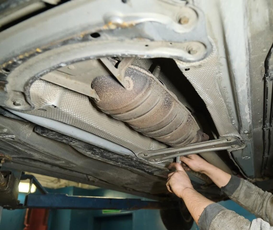 Grasowali na LSM i Czechowie. Za cel brali zaparkowane auta