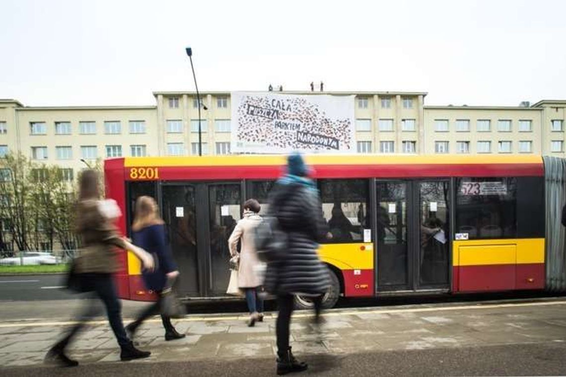 Greenpeace broni Puszczy Białowieskiej na dachu ministerstwa