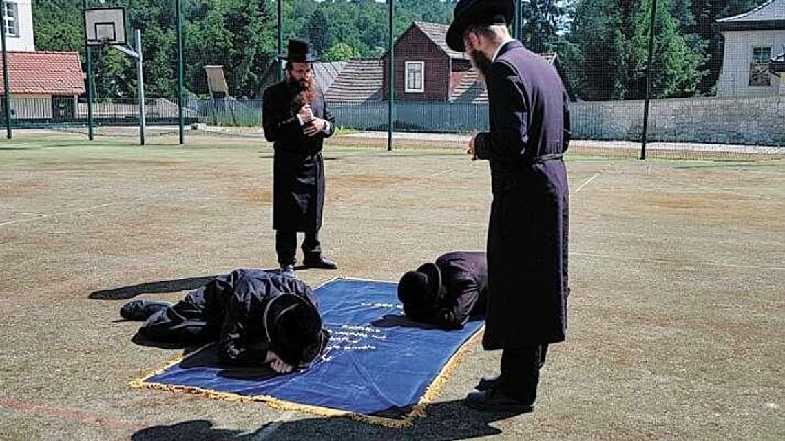 Grób cadyka na środku szkolnego boiska? Chasydzi zgłaszają sprawę do prokuratury
