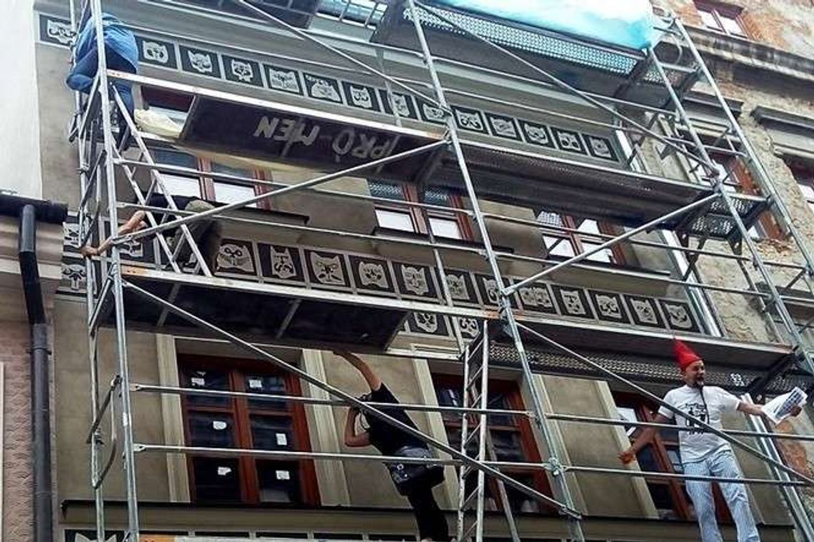 Grodzka 17 w nowej szacie. Elewacja kamienicy upamiętnia lubelskiego grafika