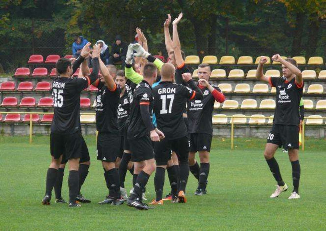 Grom Różaniec – Sokół Zwierzyniec 6:1 Trzy gole Kusiaka w siedem minut Grom Różaniec – Sokół Zwierzyniec 6:1 Trzy gole Kusiaka w siedem minut