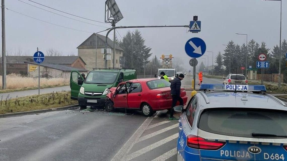 Groźna stłuczka trzech aut na krajówce. Jedna osoba w szpitalu