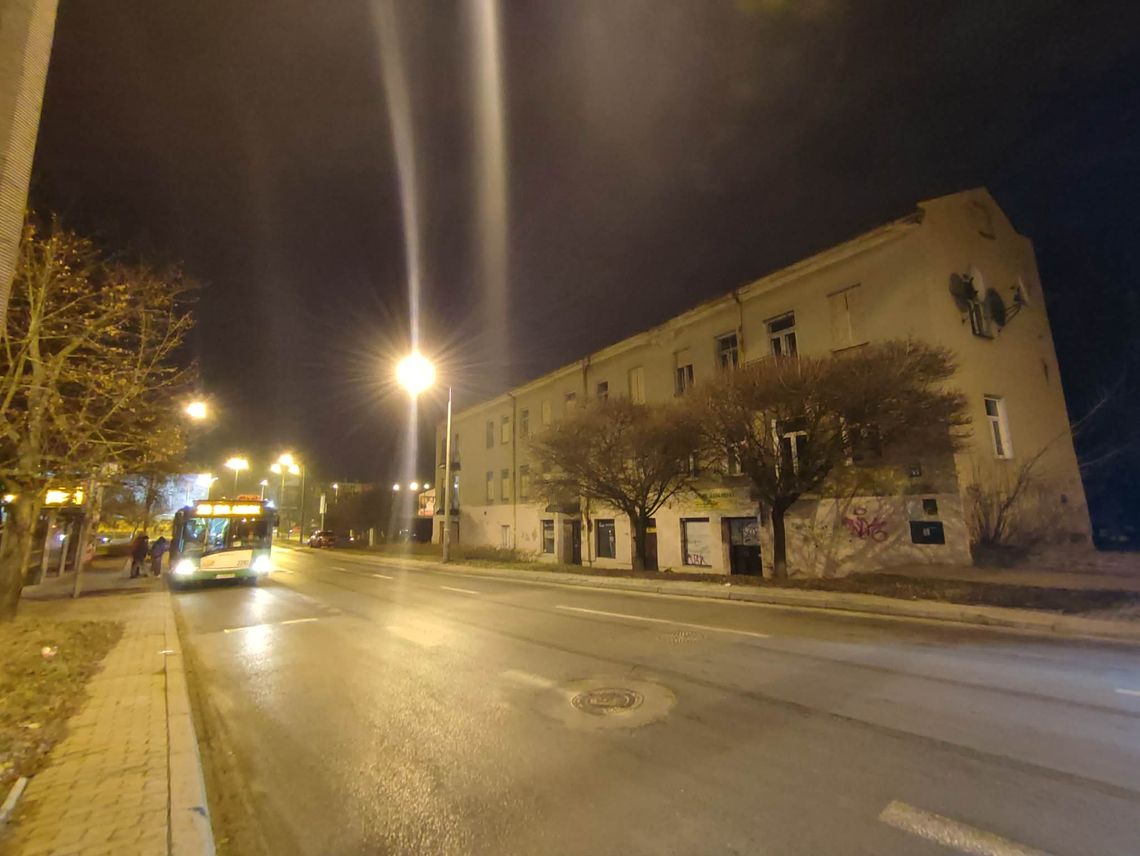 Groźne zdarzenie na Wodopojnej. Dach kamienicy częściowo runął Groźne zdarzenie na Wodopojnej. Dach kamienicy częściowo runął