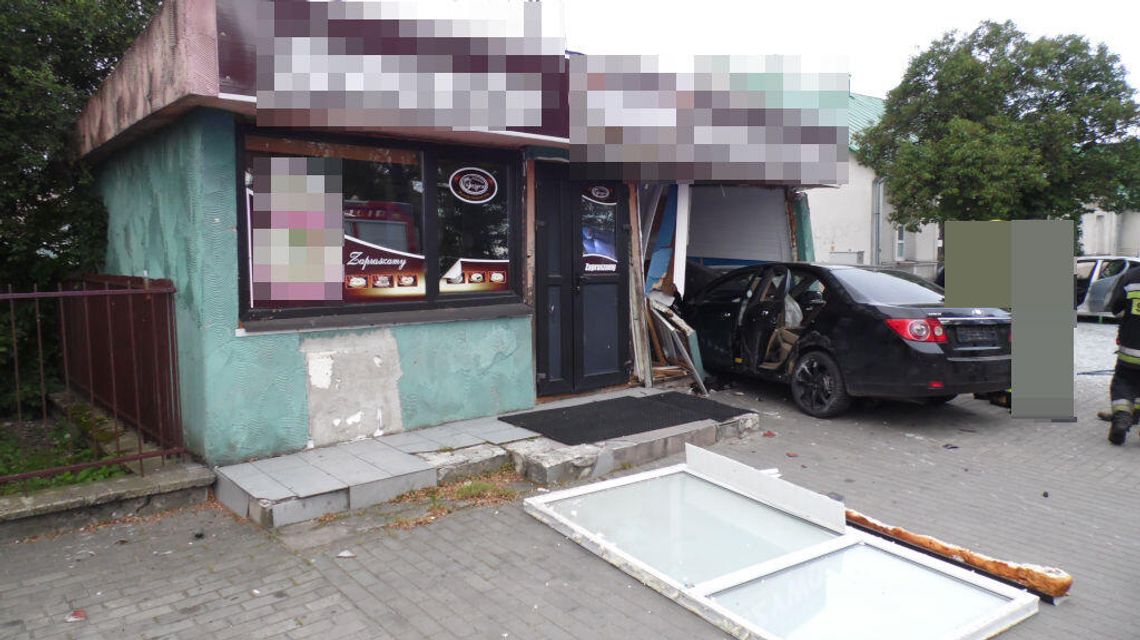 Groźny finał sobotniej nocy. Jeden samochód wjechał w sklep, drugi w przystanek