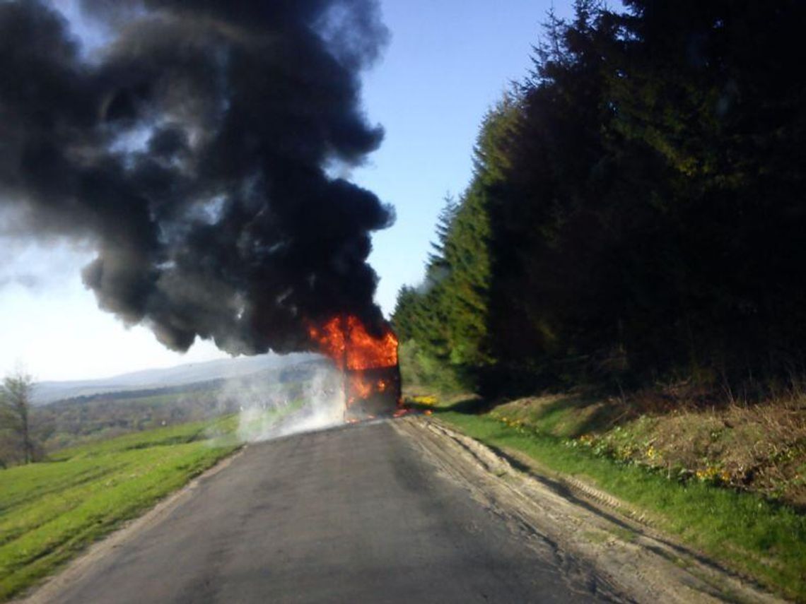 Groźny pożar autokaru w Szklarach (ZDJĘCIA)