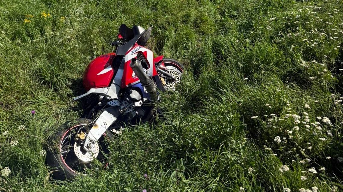 Groźny wypadek motocyklisty w Tarnawatce. 28-latek trafił do szpitala Groźny wypadek motocyklisty w Tarnawatce. 28-latek trafił do szpitala