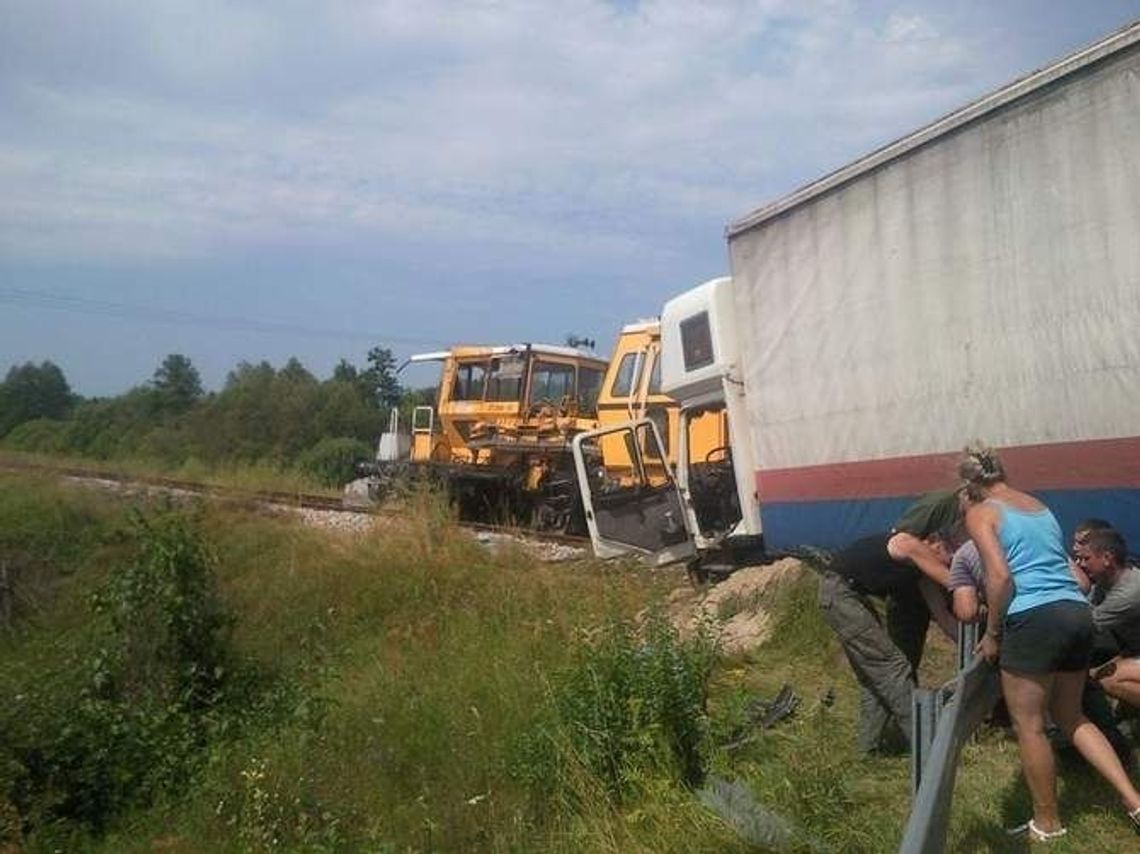 Groźny wypadek na przejeździe kolejowym [ZDJĘCIA]