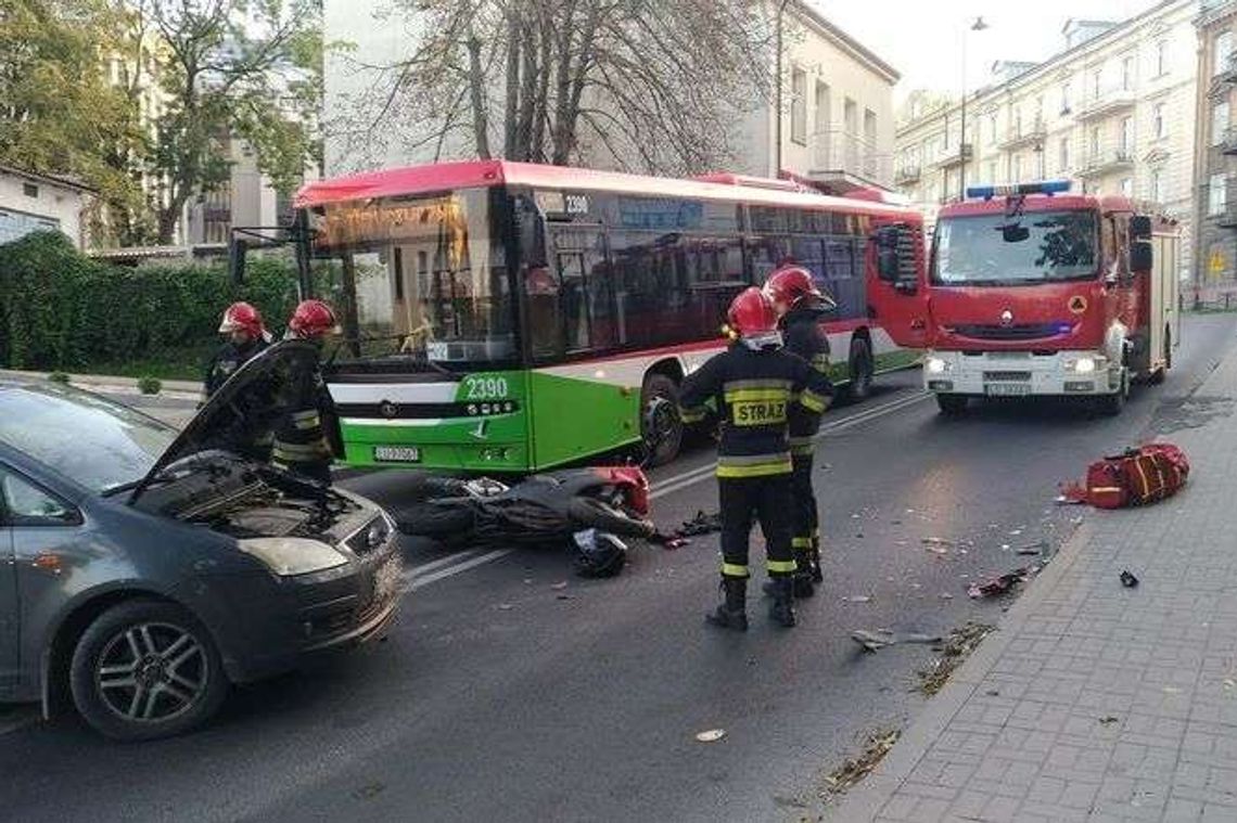 Groźny wypadek na ul. 3 Maja. Motocyklista uderzył w samochód osobowy