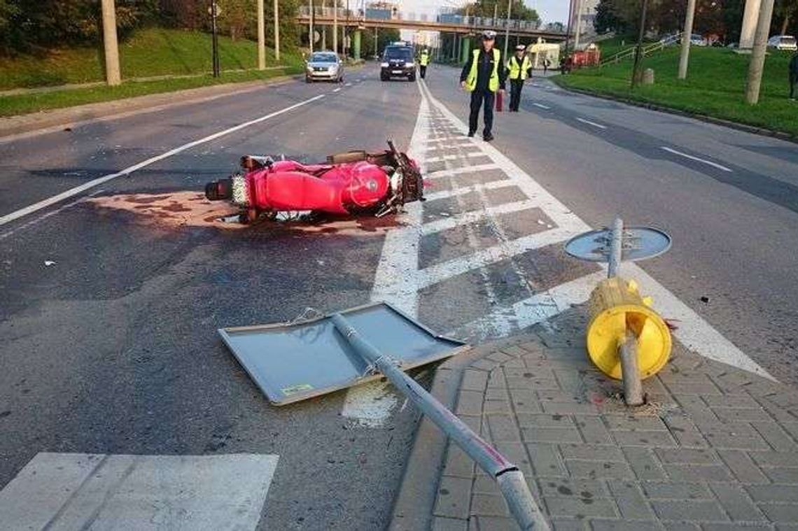 Groźny wypadek na ul. Orkana. Motocyklista wjechał w tył forda, kierowca auta po alkoholu