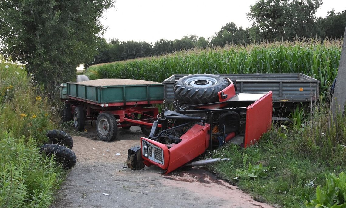 Groźny wypadek podczas prac polowych. 27-latek przygnieciony przez ciągnik Groźny wypadek podczas prac polowych. 27-latek przygnieciony przez ciągnik