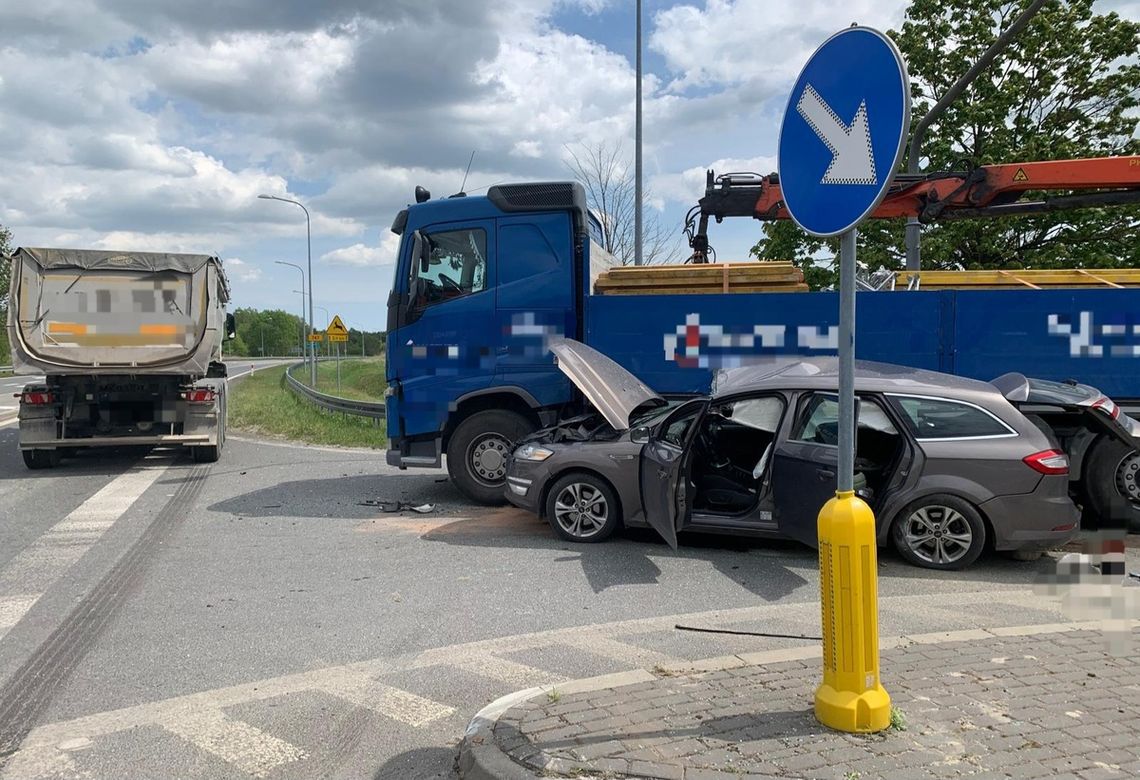 Groźny wypadek w Chodlu. Zderzyły się trzy pojazdy, jedna osoba trafiła do szpitala