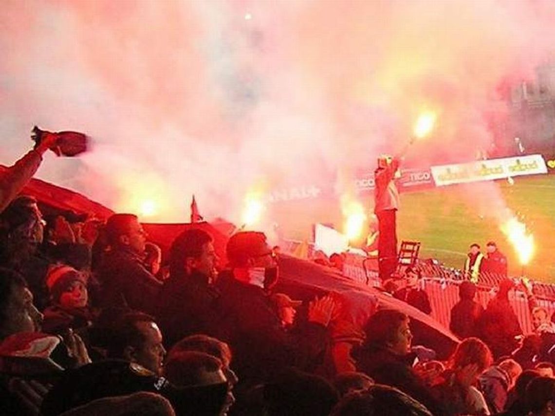 Grudziądz. Surowe wyroki dla kiboli, którzy rzucali petardy podczas meczu