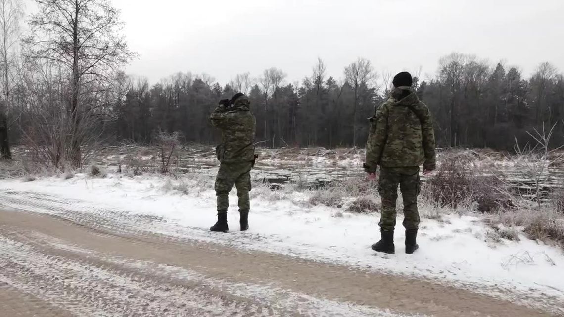 Grupa migrantów rzucała w pograniczników kamieniami. Funkcjonariuszka została ranna