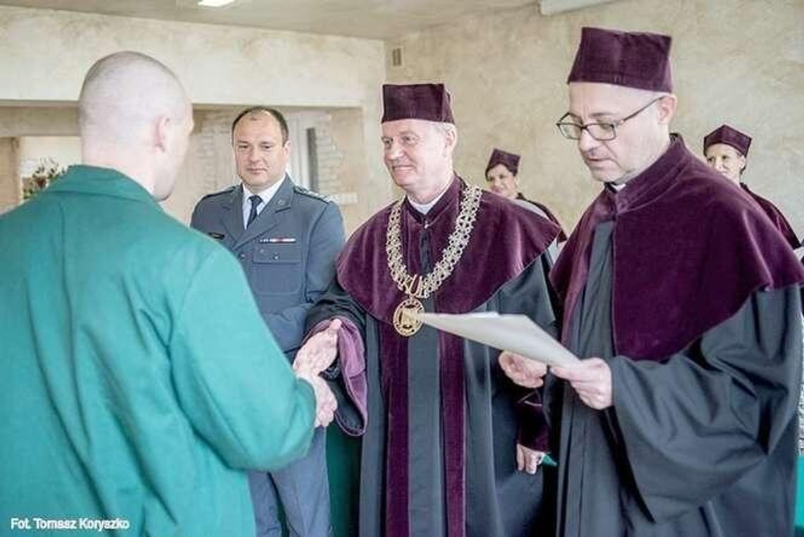 Grupa więźniów ukończyła studia na KUL. "Stanowią wzór dla innych osadzonych"