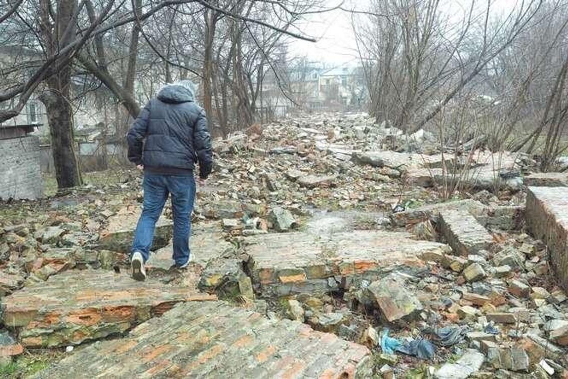 Gruz leży już dwa lata przy ul. Krętej. ZNK: "Nie mamy pieniędzy" Gruz leży już dwa lata przy ul. Krętej. ZNK: "Nie mamy pieniędzy"