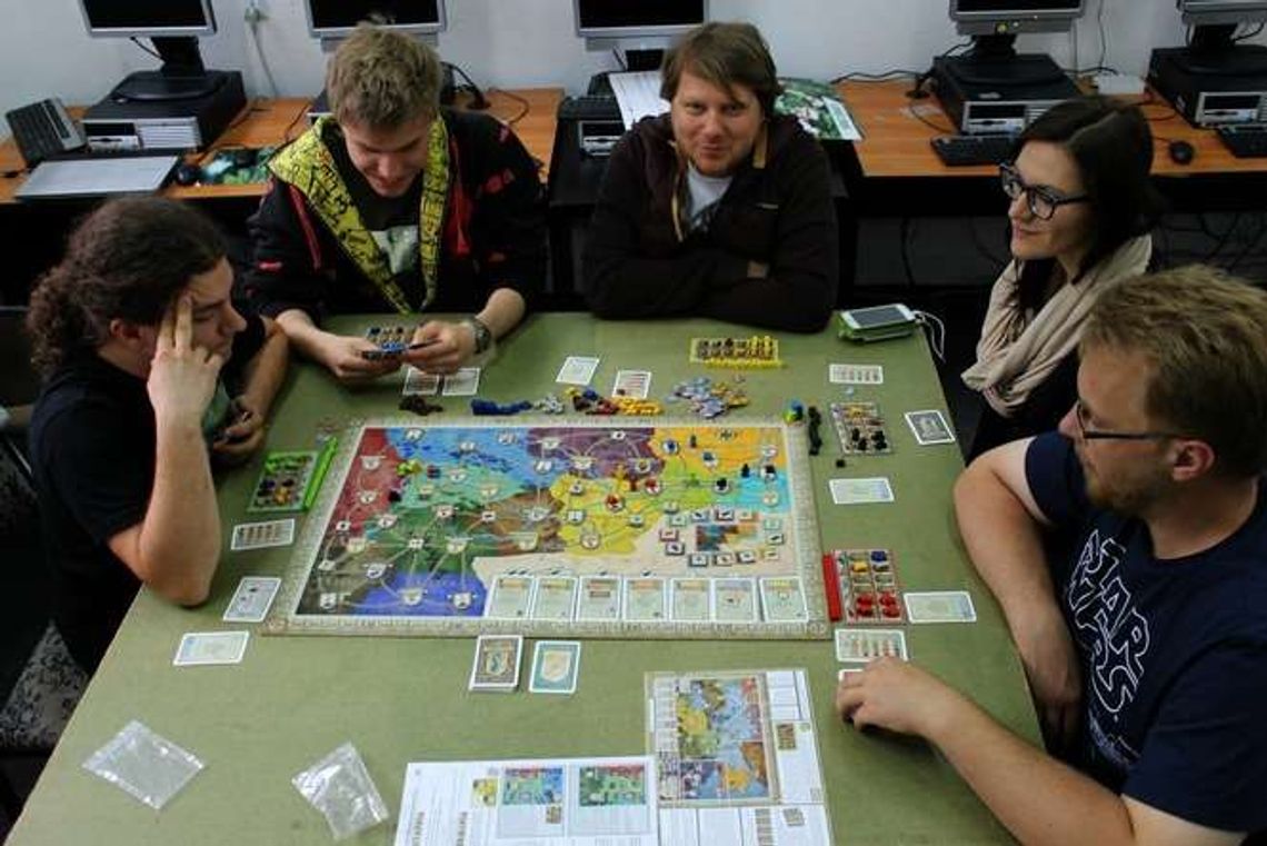 Gry planszowe na dworcu w Lublinie. Chcą umilić czas pasażerom