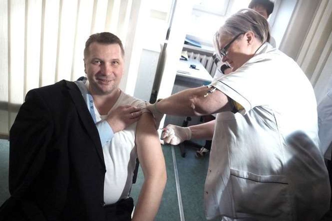 Grypa szaleje, a szczepień jak na lekarstwo. Wojewoda dał przykład