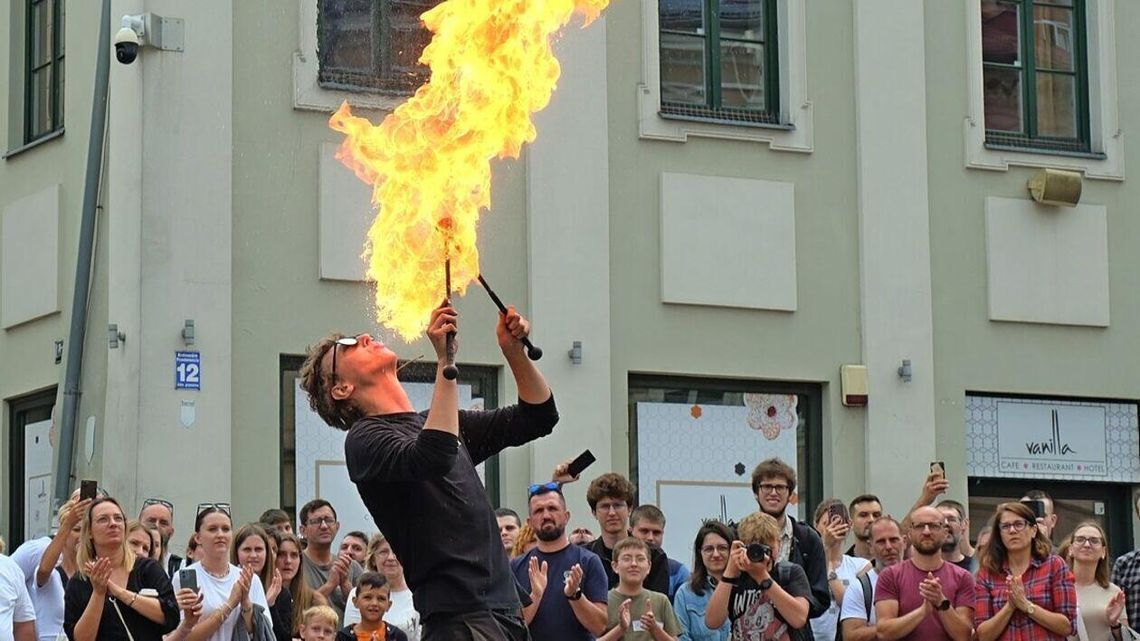 Gwałtowna ulewa pożegnała sztukmistrzów