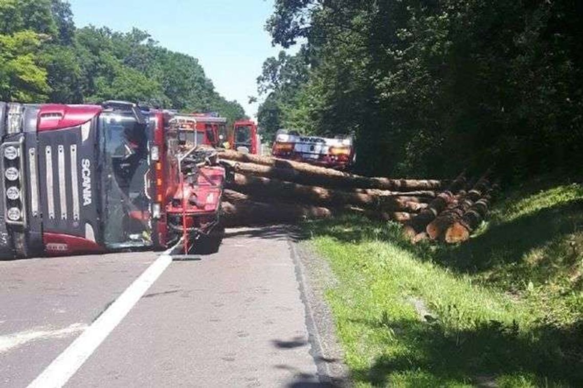 Gwałtownie zahamował, ciężarówka z drewnem wywróciła się na drogę Gwałtownie zahamował, ciężarówka z drewnem wywróciła się na drogę