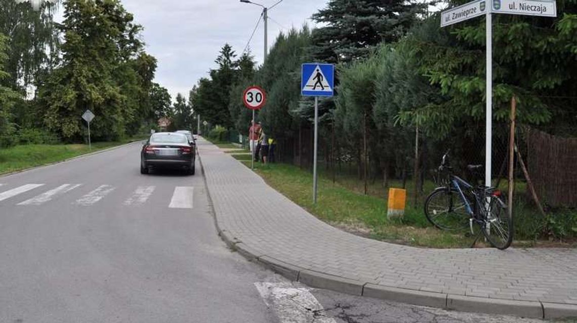 Gwałtownie zahamował i spadł z roweru. Wprost pod samochód 