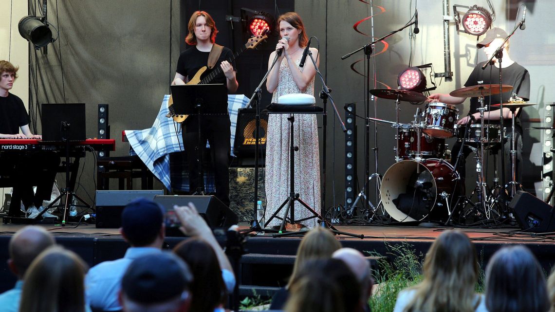 Gwiazda serialu „Wojenne dziewczyny” zaśpiewała w Lublinie na festiwalu Dźwięki Słów Gwiazda serialu „Wojenne dziewczyny” zaśpiewała w Lublinie na festiwalu Dźwięki Słów