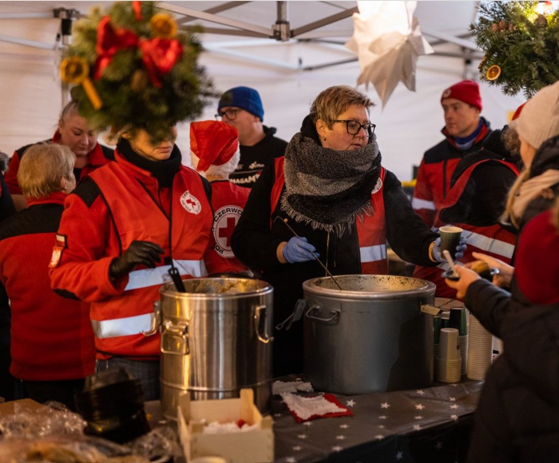Gwiazdka z PCK – ciepły posiłek i świąteczna atmosfera dla każdego Gwiazdka z PCK – ciepły posiłek i świąteczna atmosfera dla każdego