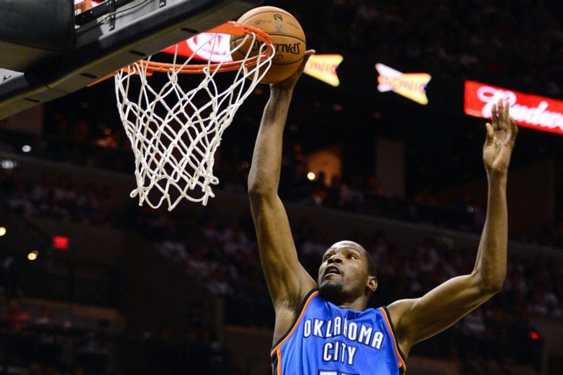 Gwiazdor NBA Kevin Durant pocałował na meczu kibickę (wideo)