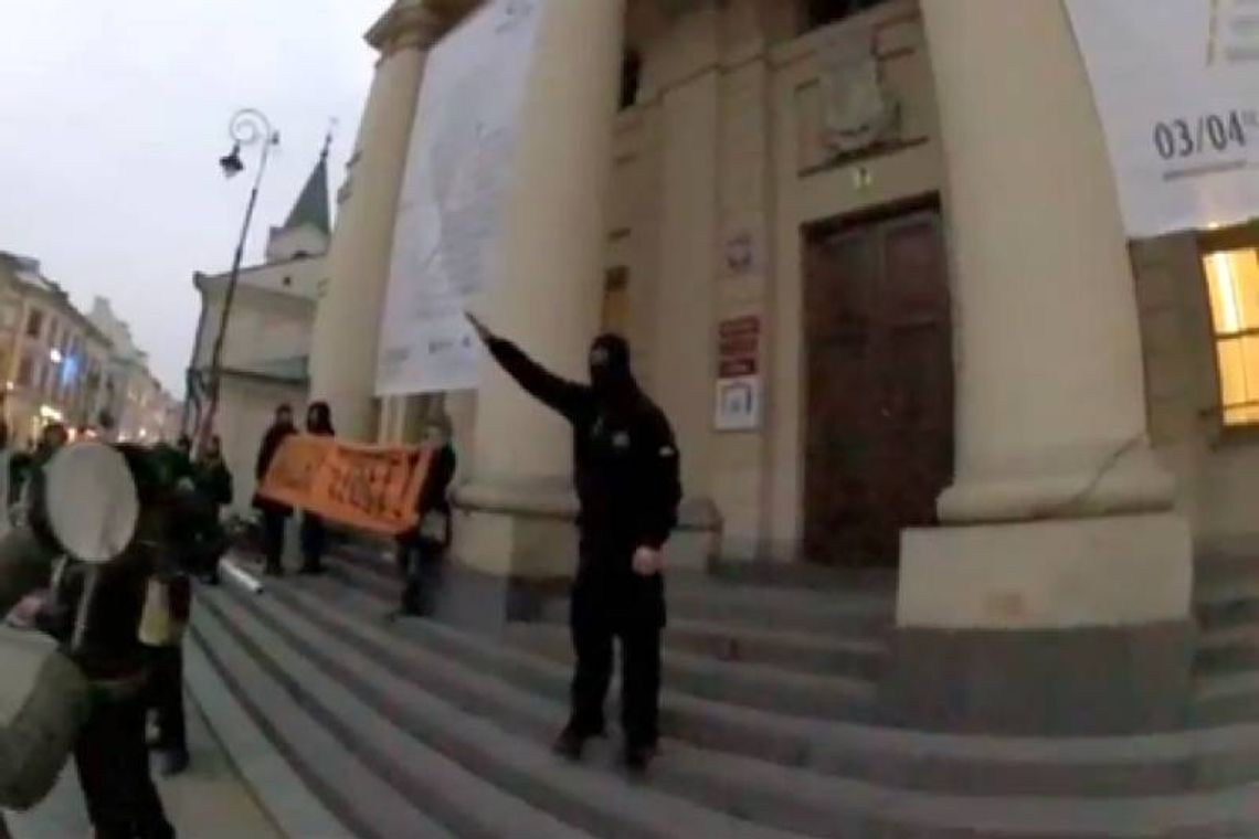 Hajlował przed Ratuszem. Nagrali go (wideo)